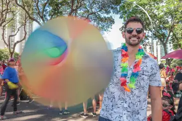 Brasília (DF), 15/02/2026 - Alex França fala com Agência Brasil durante carnaval de rua, bloco Galinho.
Foto: Joédson Alves/Agência Brasil