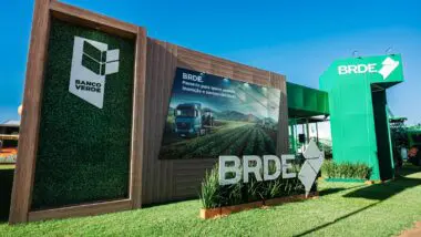 No principal palco do agro no oeste, o Show Rural, o Banco do Agricultor impulsiona energia solar, pecuária e irrigação.