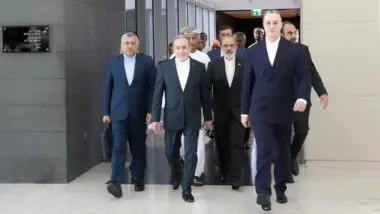 No início do mês, delegação iraniana esteve em Omã. Irã e EUA seguem negociando acordo nuclear.