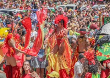 Calango Careta ocupa Brasília com alegorias, orquestra e arte circense