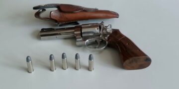 Durante cumprimento de mandado de prisão em Campo Grande, policiais civis apreendem arma de fogo e munições