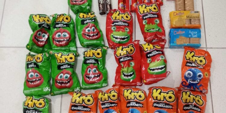 Adolescente furta salgadinhos e leva mordida de cão na fuga