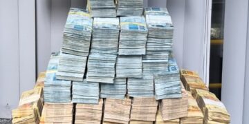 Motorista é preso com R$ 2 milhões na BR-101