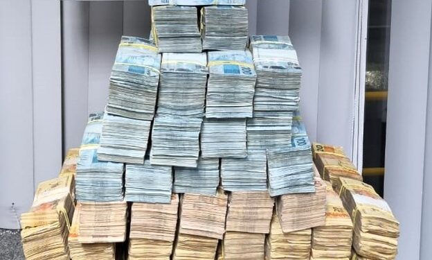 Motorista é preso com R$ 2 milhões na BR-101