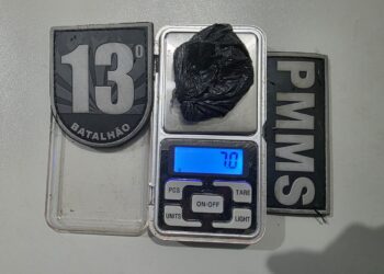 PM detém motociclista sem habilitação e com drogas