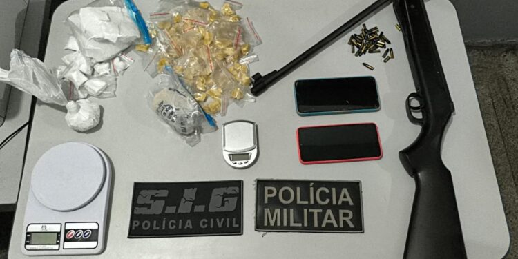Ação conjunta das Polícias Civil e Militar resulta em apreensão de drogas e arma de fogo em Água Clara