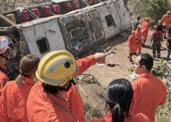 Acidente com ônibus mata 15 romeiros em Alagoas