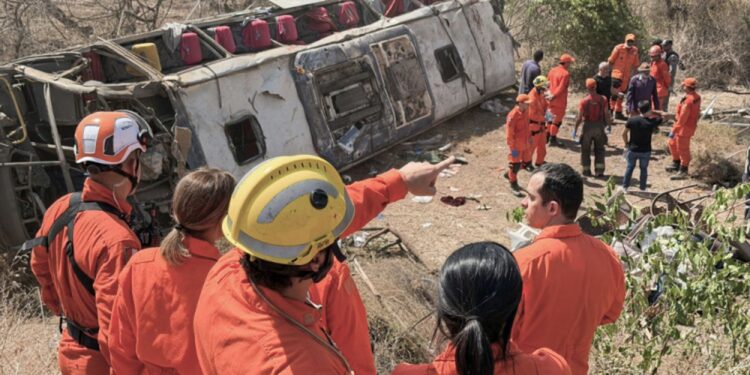 Acidente com ônibus mata 15 romeiros em Alagoas