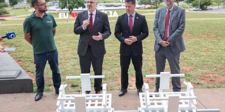 Antena de testes da TV 3.0 é instalada na Torre de TV, em Brasília