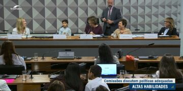 Ausência de políticas para crianças com altas habilidades preocupa debatedores