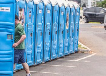 Banheiro químico ou segurar o xixi? Médico aponta a melhor opção 