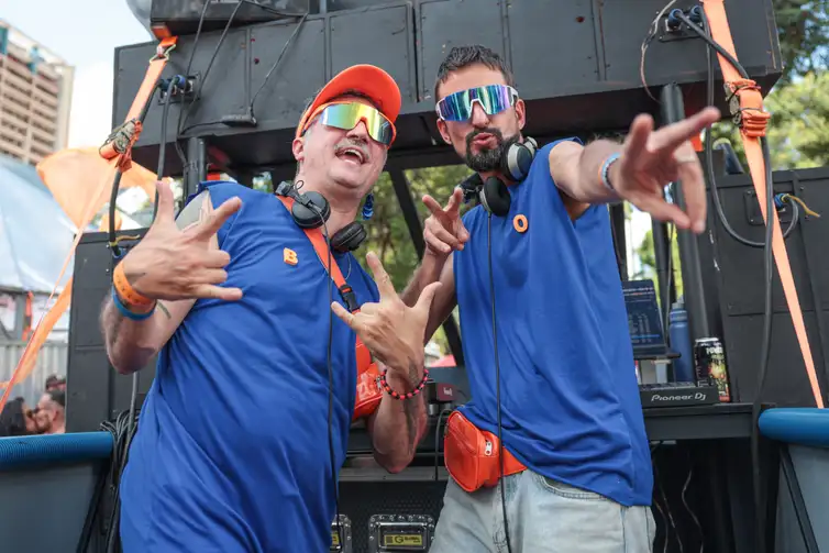 Joédson Alves/Agência Brasil Brasília (DF), 14/02/2026 - Carnaval de rua Bloco Aparelhinho no setor bancário sul, os Djs, Rodrigo Barat (e) e Rafael Ops (d).
Foto: Joédson Alves/Agência Brasil