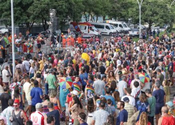 Bloco Galinho de Brasília arrasta grande público na capital federal