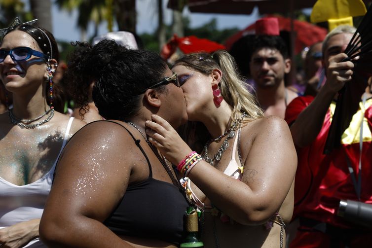 Fernando Frazão/Agência Brasil Rio de Janeiro (RJ), 15/02/2026 – Folionas se beijam durante apresentação do bloco Divinas Tretas, que toca com sua banda e atrai público LGBTQIAPN+ no Aterro do Flamengo. Foto: Fernando Frazão/Agência Brasil