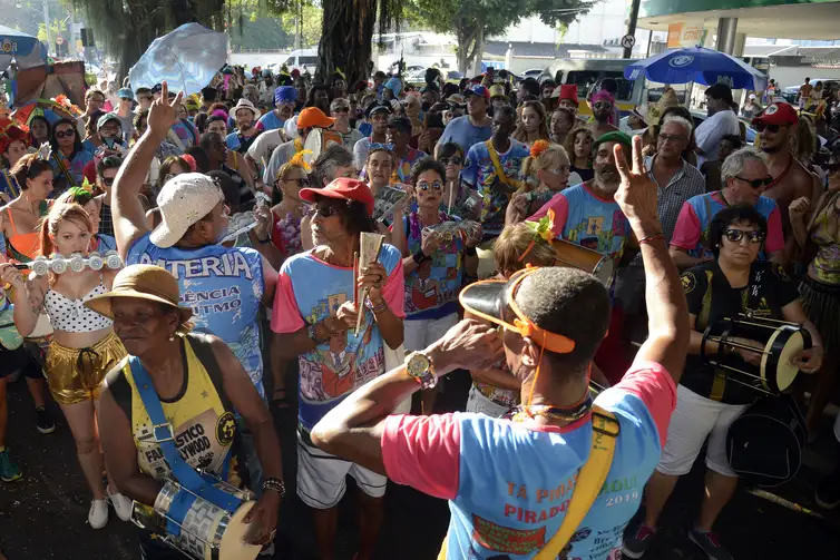 Tomaz Silva/Agência Brasil Bloco Tá Pirando, Pirado, Pirou! desfila na Urca, zona sul do Rio no domingo de pré-carnaval