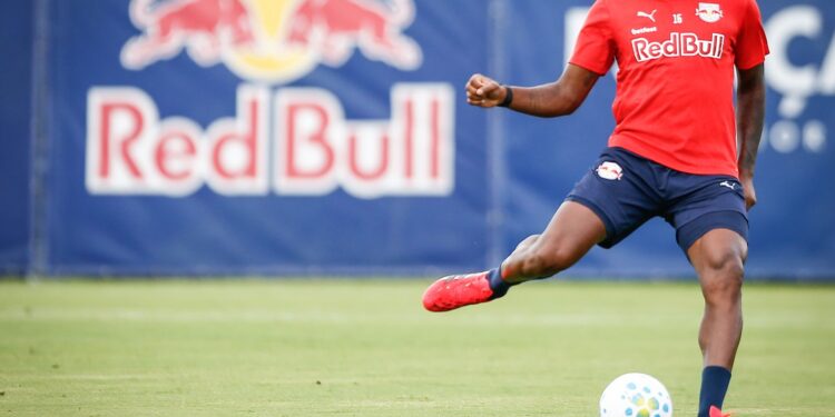 Bragantino multa jogador que fez declaração machista sobre árbitra