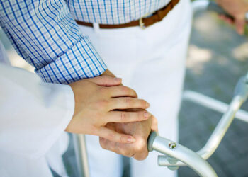 CAE analisa regulamentação da profissão de cuidador