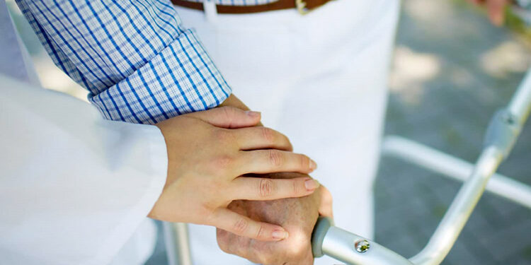 CAE analisa regulamentação da profissão de cuidador