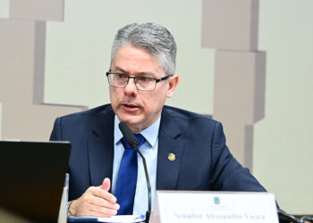 Relator da CPICRIME, senador Alessandro Vieira (MDB-SE) em pronunciamento à mesa.