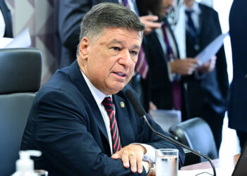 À mesa, presidente da CPMI - INSS, senador Carlos Viana (Podemos-MG), conduz reunião.