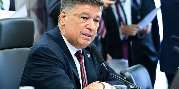 À mesa, presidente da CPMI - INSS, senador Carlos Viana (Podemos-MG), conduz reunião.