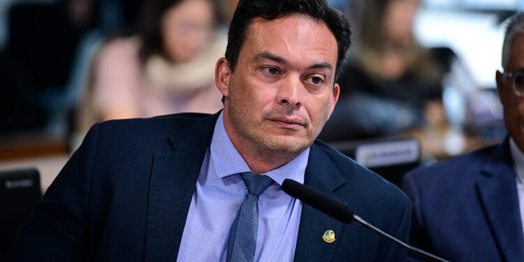 Em pronunciamento, à bancada, relator do PL 4.436/2020, senador Styvenson Valentim (Podemos-RN).