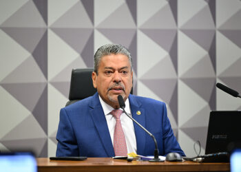 À mesa, presidente da CTFC, senador Dr. Hiran (PP-RR), conduz reunião.