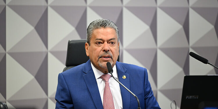 À mesa, presidente da CTFC, senador Dr. Hiran (PP-RR), conduz reunião.