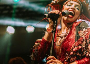 Carnaval de Olinda tem blocos e troças coloridas pelo centro histórico