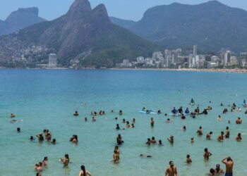 Carnaval: salva-vidas resgatam 453 pessoas no litoral fluminense