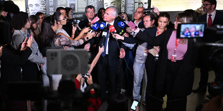 Renan diz que a subcomissão, criada no âmbito da Comissão de Assuntos Econômicos (CAE), terá competência para requisitar informações sigilosas e até propor a quebra de sigilos, conforme a Lei Complementar 105 e ressalta que o objetivo não é competir com uma eventual CPI, mas sim realizar um trabalho complementar de fiscalização permanente do sistema financeiro.