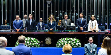 Comenda Ceci Cunha destaca participação da mulher na política