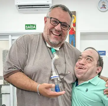 Brasília (DF),  27/02/2026 -  Dia Mundial das Doenças Raras - Padre Marlon Múcio (e) e Eduardo Próspero (d), que vive com um tipo raro de mucopolissacaridose (MPS).
Foto: Casa de Saúde Nossa Senhora dos Raros/Arquivo