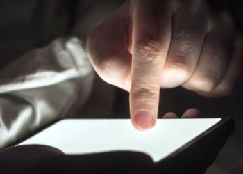 Conteúdos falsos criados com IA mais que triplicam entre 2024 e 2025