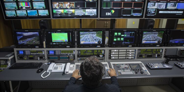 Contratações nos setores de informação e comunicação crescem 11%