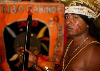 Cortejo reúne caboclinhos e tribos indígenas no Recife