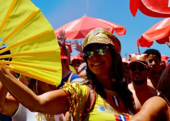 De samba a Beatles, 46 blocos agitam o Carnaval no Rio nesta segunda