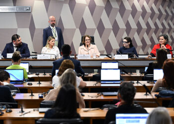 Debatedores pedem identificação precoce e ações pedagógicas para superdotados