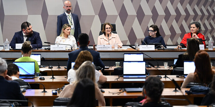 Debatedores pedem identificação precoce e ações pedagógicas para superdotados