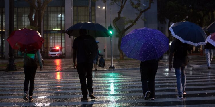 Defesa Civil de SP alerta para frente fria a partir desta terça (24)