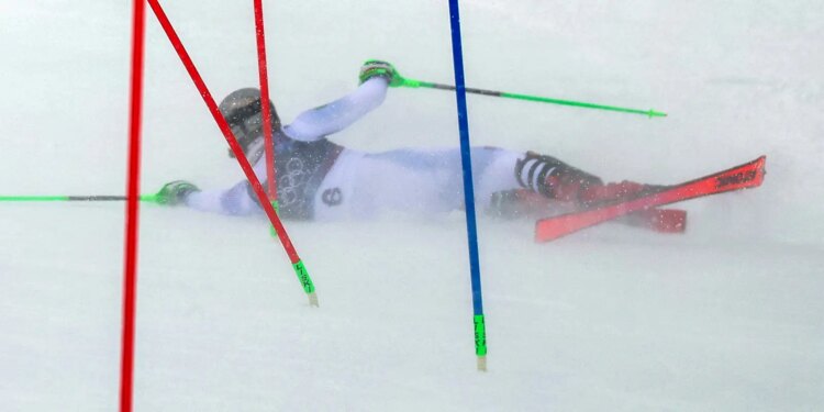 Dia olímpico tem quedas no slalom e estreia brasileira no bobsled