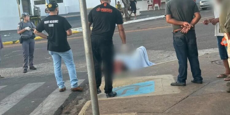 Homem despido e ensanguentado é detido pela policia em Porto Primavera