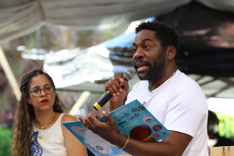 Rovena Rosa/Agência Brasil Salvador (BA), 08/08/2025 - O ator e escritor Lázaro Ramos conversa sobre literatura e os livros lançados por ele no espaço infantil Maber Velloso durante a Festa Literária Internacional do Pelourinho - Flipelô, no centro histórico de Salvador. Foto: Rovena Rosa/Agência Brasil