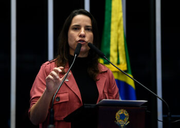 Em discurso, à tribuna, governadora de Pernambuco, Raquel Lyra.
