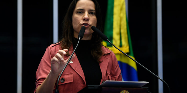 Em discurso, à tribuna, governadora de Pernambuco, Raquel Lyra.