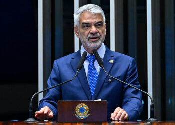 Em discurso, à tribuna, senador Humberto Costa (PT-PE).