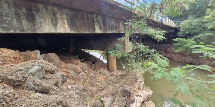 Corpo de mulher é encontrado sob ponte no Aero Rancho; polícia investiga causa da morte