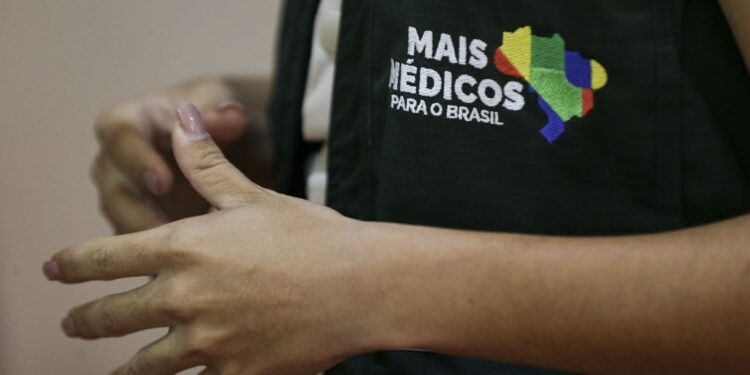 Inscrições para Mais Médicos Especialistas vão até domingo (22)