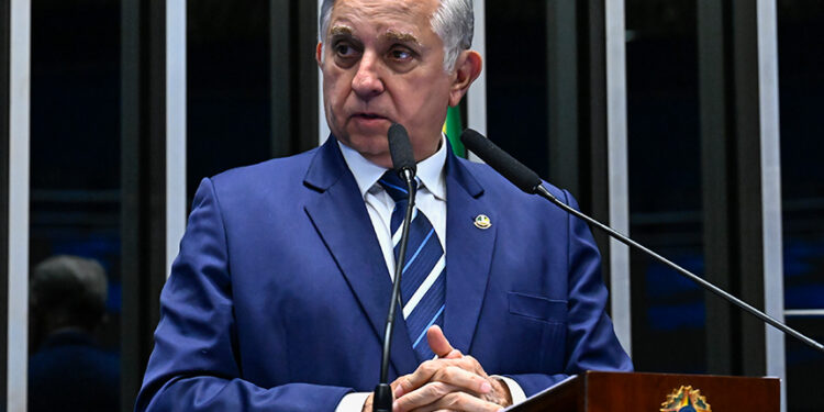 Em discurso, à tribuna, senador Izalci Lucas (PL-DF).