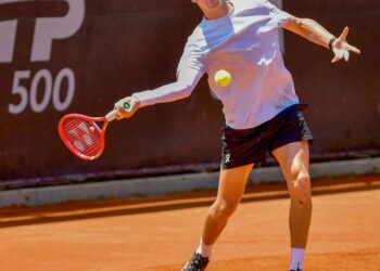 João Fonseca vence Thiago Monteiro em duelo brasileiro pelo Rio Open